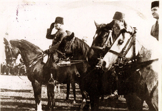 Mustafa Kemal Paşa, Akhisar'da Çiftlik İstasyonu civarında yapılan Süvari Kolordusu Tatbikatı'nda (5 Şubat 1923)