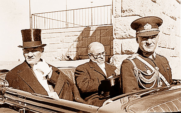 Cumhurbaşkanı Atatürk, Başbakan Celâl Bayar ile Cumhuriyet Bayramı törenine giderken (29 Ekim 1937)
