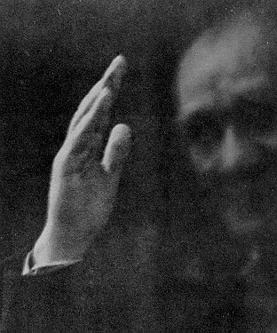 Beni görmek demek mutlaka yüzümü görmek değildir. Benim düşüncelerimi, benim duygularımı anlıyorsanız ve hissediyorsanız, bu yeterlidir. 